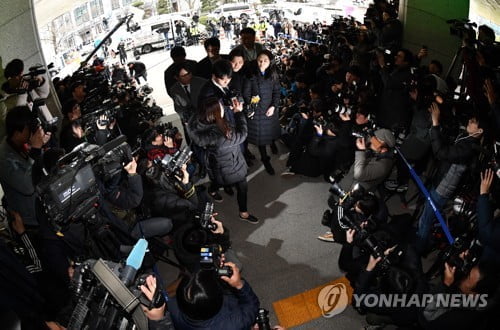 고개 숙인 승리 "사죄", 정준영 "죄송"…질문은 모두 회피