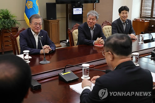 靑, 경제부총리 정례보고 이례적 공개…경제활력 제고 '안간힘'