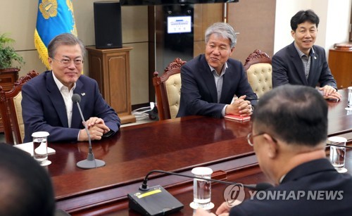 文대통령 "민간일자리 부진…혁신성장 노력 차질없이 추진하라"