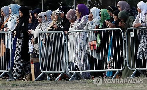 뉴질랜드, 반자동 소총 판매 즉각금지…보유 총기도 되사기로