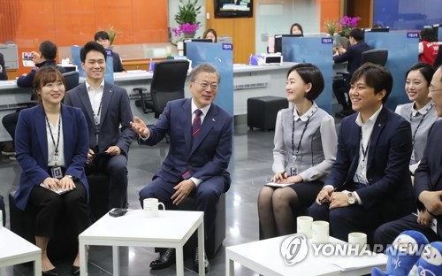 文대통령의 농담…영화 '극한직업' 투자한 企銀에 "좀 벌었겠네"