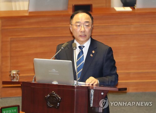 '경제 참혹' 지적에…홍남기 "어려운 지표·개선 지표 같이봐야"