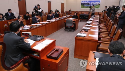 외통위 '반쪽 개최'…한국당 "김연철 의혹 규명 증인채택" 요구