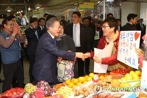 대구시장서 10만원어치 장본 文대통령…권영진 "돈 다 쓰시겠네"