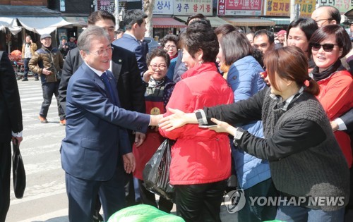 대구시장서 10만원어치 장본 文대통령…권영진 "돈 다 쓰시겠네"