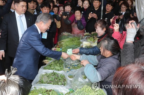 대구시장서 10만원어치 장본 文대통령…권영진 "돈 다 쓰시겠네"