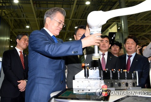 文대통령 "대구공항 이전 문제, 잘 해결되도록 살필 것"