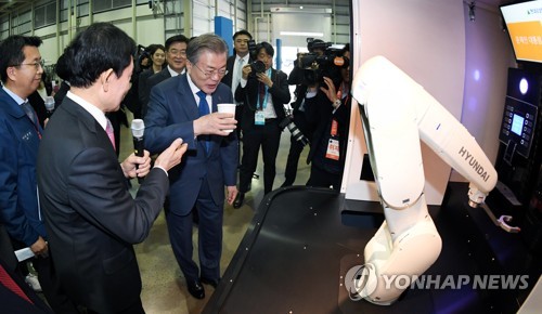 대구시장서 10만원어치 장본 文대통령…권영진 "돈 다 쓰시겠네"