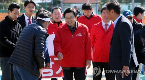 이해찬·황교안, PK 유세 맞대결…"여당의 힘" vs "정권 심판"