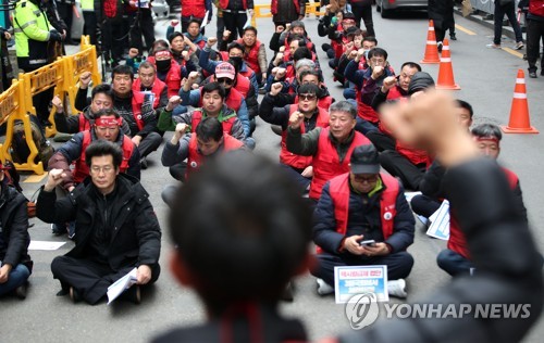 택시회사들, 사회적 합의 깨고 '월급제 반대'…기사들 강력반발