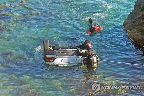 강릉서 승용차 바다에 추락…대학생 등 10대 5명 숨져