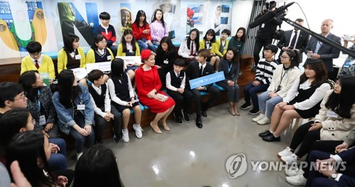 한국 청소년 만난 벨기에 왕비 "정책결정에 아동소외 안돼"