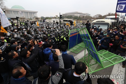 "ILO 핵심협약 비준" 민주노총, 국회 진입 시도 경찰과 충돌