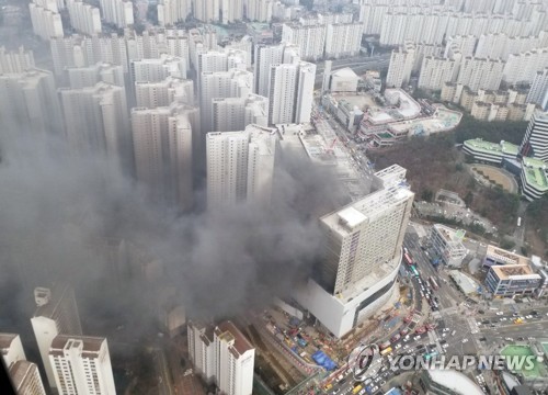 롯데몰 신축공사장 화재 진압 완료…13명 부상