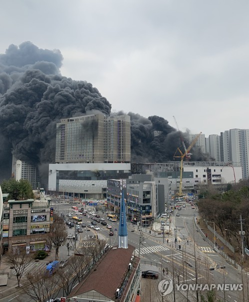 롯데몰 신축공사장 화재 진압 완료…13명 부상