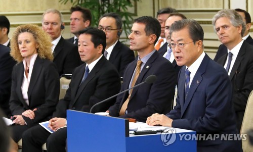 文대통령, 일본 기업인에 "경제교류와 정치는 다르게 봐야"