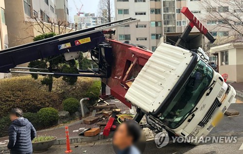 사다리차 넘어지고 대형천막 붕괴…서울시내 강풍 피해 잇따라