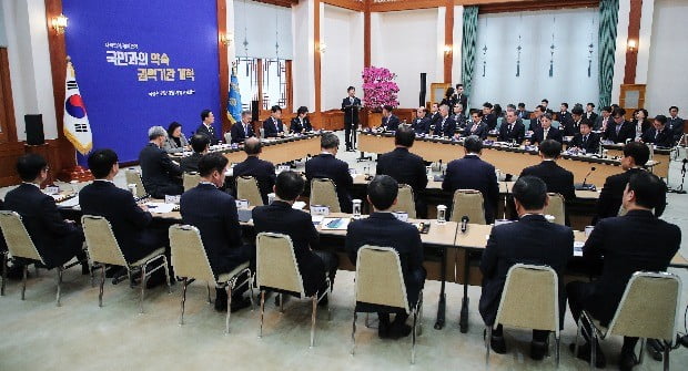 문재인 대통령이 국정원·검찰·경찰 개혁 전략회의에서 발언하고 있다.(사진=연합뉴스)