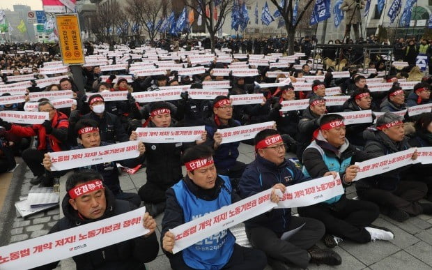 민주노총이 지난달 20일 오후 광화문 광장 인근에서 ILO 핵심협약 비준 쟁취, 친재벌 정책 강행 저지를 위한 결의대회를 하고 있다.(사진=연합뉴스)