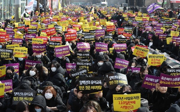 사립유치원단체인 한국유치원총연합회(한유총) 관계자들이 25일 오후 서울 국회 앞에서 '유치원 3법'(유아교육법·사립학교법·학교급식법 개정안)과 정부의 유아교육법 시행령 개정안 반대 총궐기대회를 열고 손팻말을 흔들고 있다.(사진=연합뉴스)