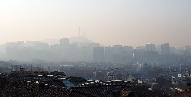 삼일절 완연한 봄날씨, 미세먼지는 '나쁨'…일부지역 비상저감조치