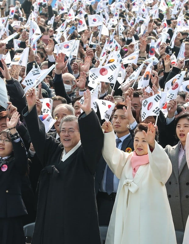 문 대통령, 그날의 함성처럼 '대한독립만세'/사진=연합뉴스