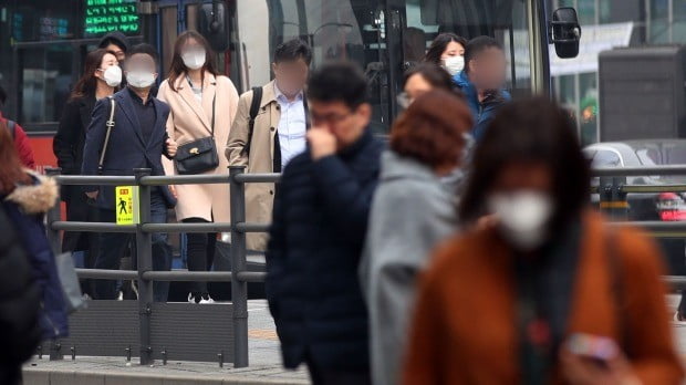 마스크를 쓴 시민들이 출근하고 있다. 사진=연합뉴스