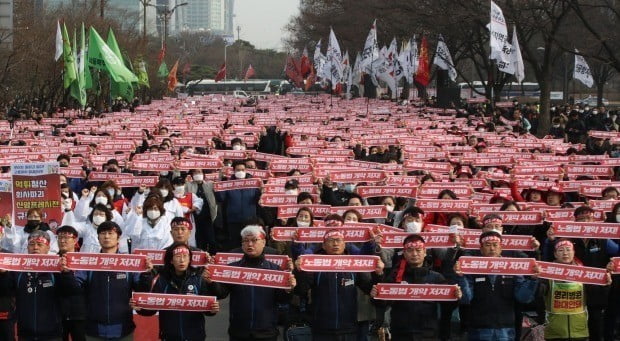 6일 오후 서울 여의도 KDB산업은행 인근에서 열린 '노동법개악 저지, 국제노동기구(ILO) 핵심협약 비준 및 노동기본권 쟁취' 전국민주노동조합총연맹 총파업 총력투쟁 대회에서 참가자들이 구호를 외치고 있다.(사진=연합뉴스)