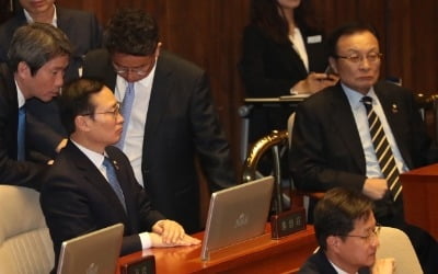 민주당 "나경원 발언 국가원수 모독죄" vs 한국당 "김정은 수석대변인'은 외신 제목"