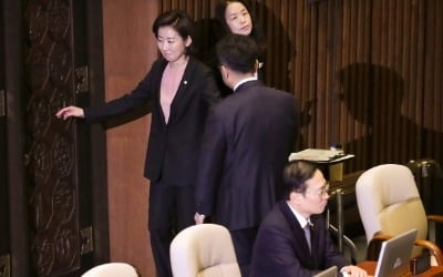 민주당 "나경원 징계안 제출" vs 한국당 "외신엔 한 마디 말도 못하더니"