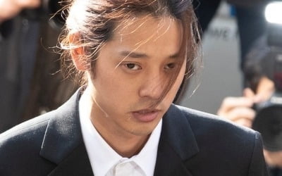 '성관계 몰카' 정준영 영장심사…"처분 따르겠다" 눈물