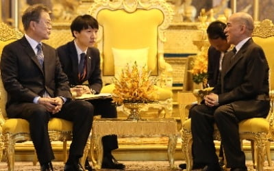 문 대통령, 캄보디아 시하모니 국왕과 환담…양국 관계발전 등 논의