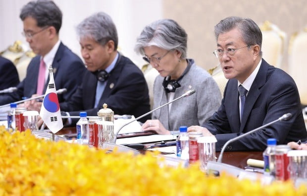 청와대는 문 대통령이 캄보디아 정상회담 도중 강경화 외교부 장관으로부터 북한의 비핵화 협상중단 기자회견을 보고 받았다고 밝혔다. 사진=연합뉴스