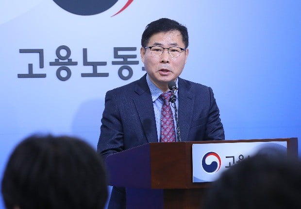  이상복 청년고용기획과장이 청년구직활동지원금에 대해 설명하고 있다. (사진=연합뉴스)