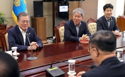 靑, 경제부총리 정례보고 이례적 공개…경제활력 제고 '안간힘'