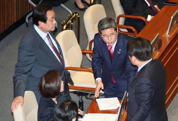 자유한국당 나경원 원내대표와 김학용 환노위원장 등이 22일 오후 국회 본회의장에서 얘기를 나누고 있다. 사진=연합뉴스