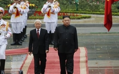 베트남 성대한 환영받은 김정은, '굳은 얼굴·지친 기색'