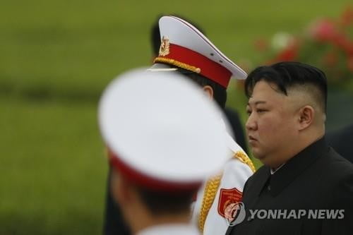 김정은, 베트남 국부 호찌민묘 헌화로 마무리…얼굴엔 수심 가득