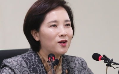 유은혜 "유치원 개학연기는 학습권침해…철회하라"