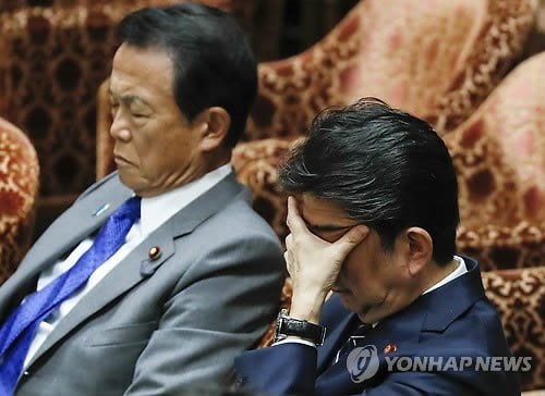 '한국 때리기' 약발 다했나…日아베 지지율, 2.3%p 하락 반전