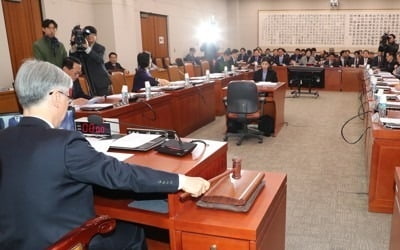 법사위, 초등학교 1·2학년 방과후영어 허용 늑장처리