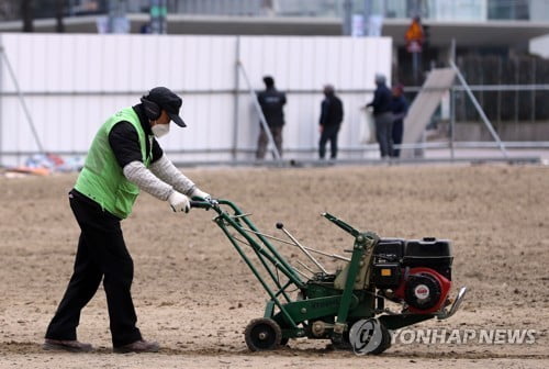 노인 일자리사업에 취업자↑…제조업·30·40대는 여전히 감소