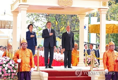 文대통령, 캄보디아 국왕과 환담…"인적·문화교류 강화하자"