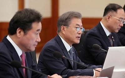 문 대통령 "제조업 활력 살리는 것이 우리 경제 살리는 길"