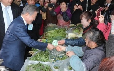 대구시장서 10만원어치 장본 文대통령…권영진 "돈 다 쓰시겠네"