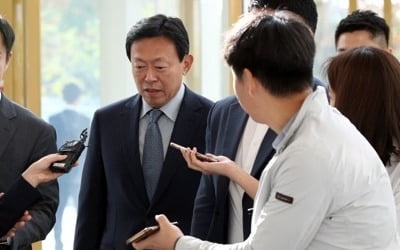 복귀 반년 롯데 신동빈 경영정상화 잰걸음…재판 불확실성 여전