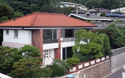 전두환 자택 공매 일단 중단…법원, 집행정지 결정