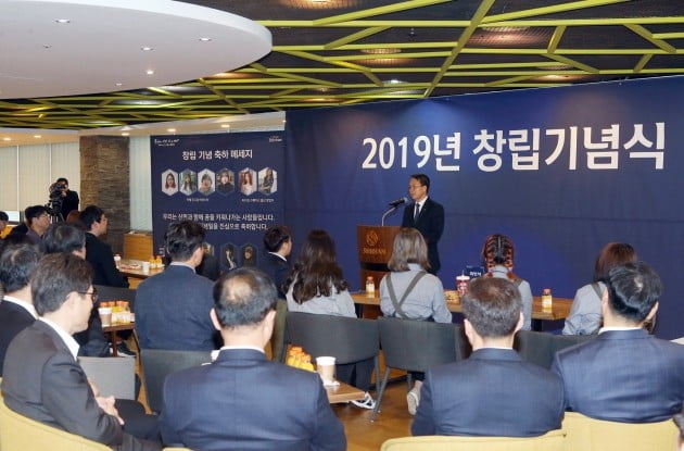 1일 오전 서울 중구 소재 신한은행 본점 ‘카페 두드림’에서 진행된 2019년 신한은행 창립기념식에서 신한은행 진옥동 은행장이 기념사를 하고 있다.