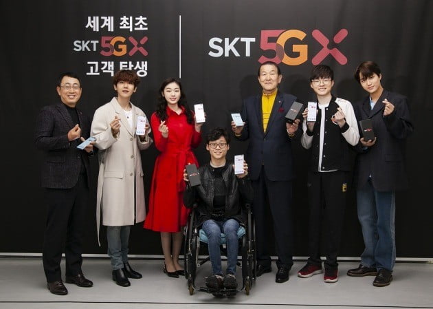 SK텔레콤 5G 1호 가입자들. EXO 카이(왼쪽부터), 김연아 선수, 윤성혁 선수, 박재원 씨, 페이커 이상혁 선수, EXO 백현./사진=SKT