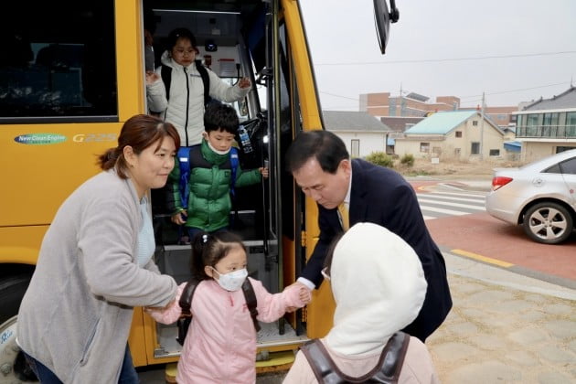 김지철 충남교육감, 광천초에서 안전한 등굣길 봉사활동